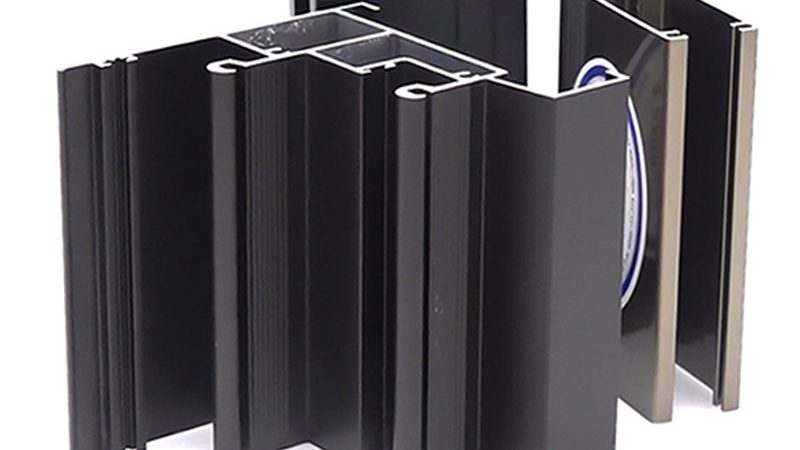 玻璃室内门安装师傅的费用构成解析